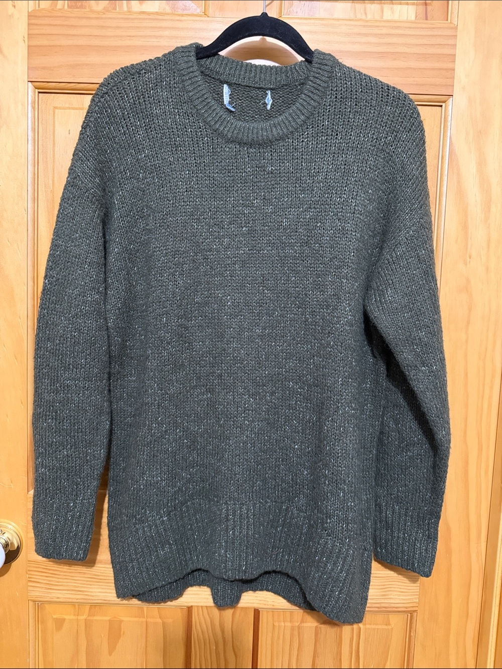 Woman’s Green Crewneck Sweater, Size Large.